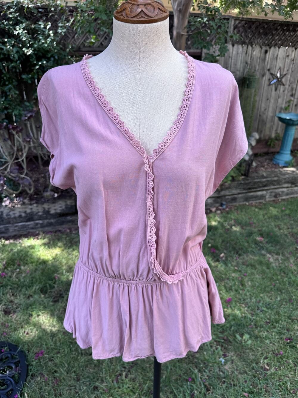 Charming Charlie Crochet Trim V-Neck Peplum Blouse Top Dusty Rose M Rayon